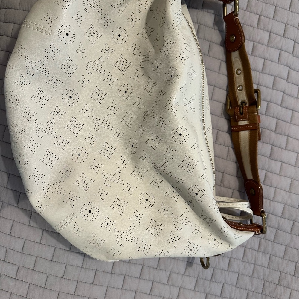 Louis Vuitton White Perforated Monogram Hobo Shoulder Bag with Tan Trim - Picture 4 of 8